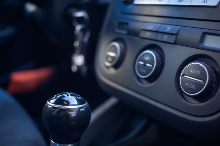 車の窓ガラスの曇りをとる