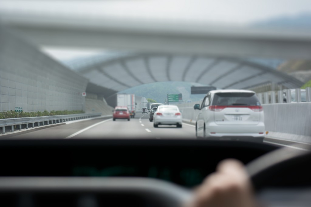 車間詰めすぎ運転は罰金？車間距離保持義務違反の罰則内容とは